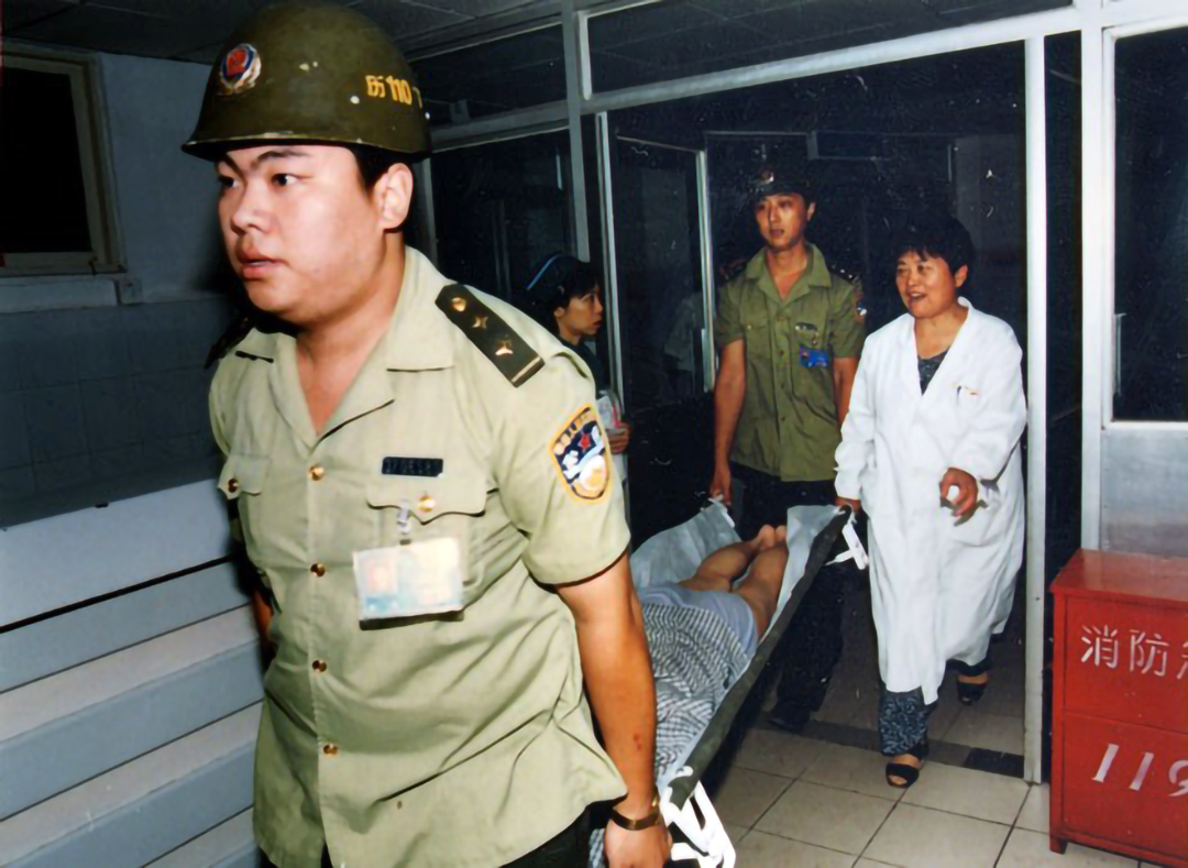 抢救轻生青年恋人.jpg
