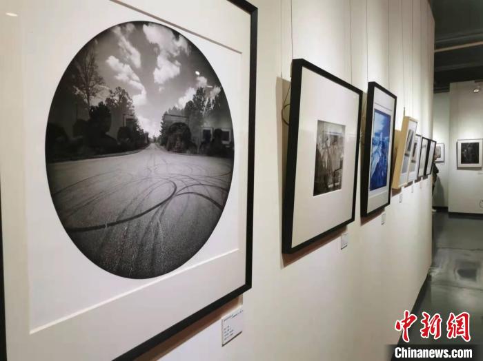 共有400多幅摄影作品展出 程景伟 摄 共有400多幅摄影作品展出 程景伟 摄
