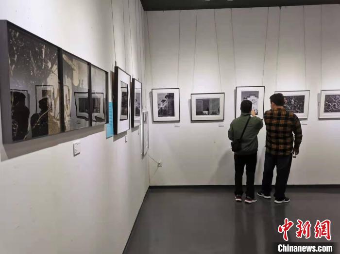 民众观看展览 程景伟 摄 民众观看展览 程景伟 摄