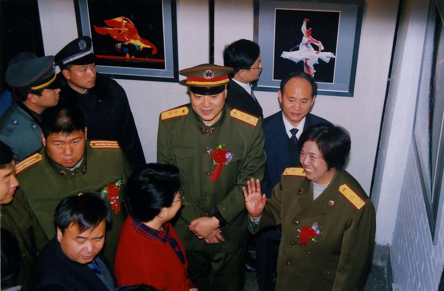 邵华在向领导与观众介绍作品.jpg