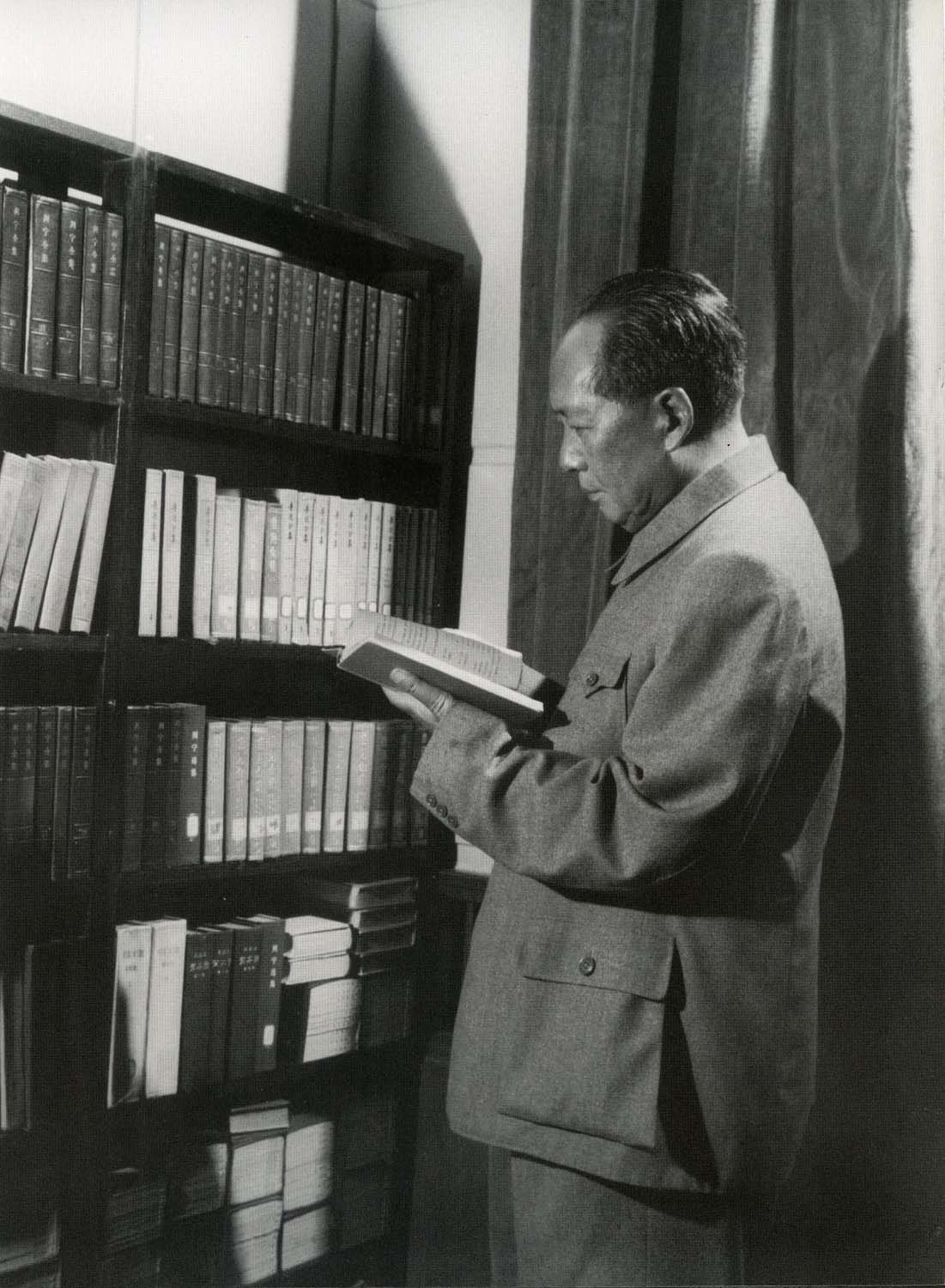 毛主席在书房（1961年）吕厚民  摄.jpg