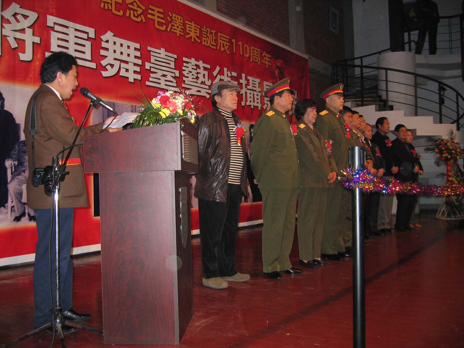 展览开幕式由中国摄影家协会副秘书长解海龙主持.jpg