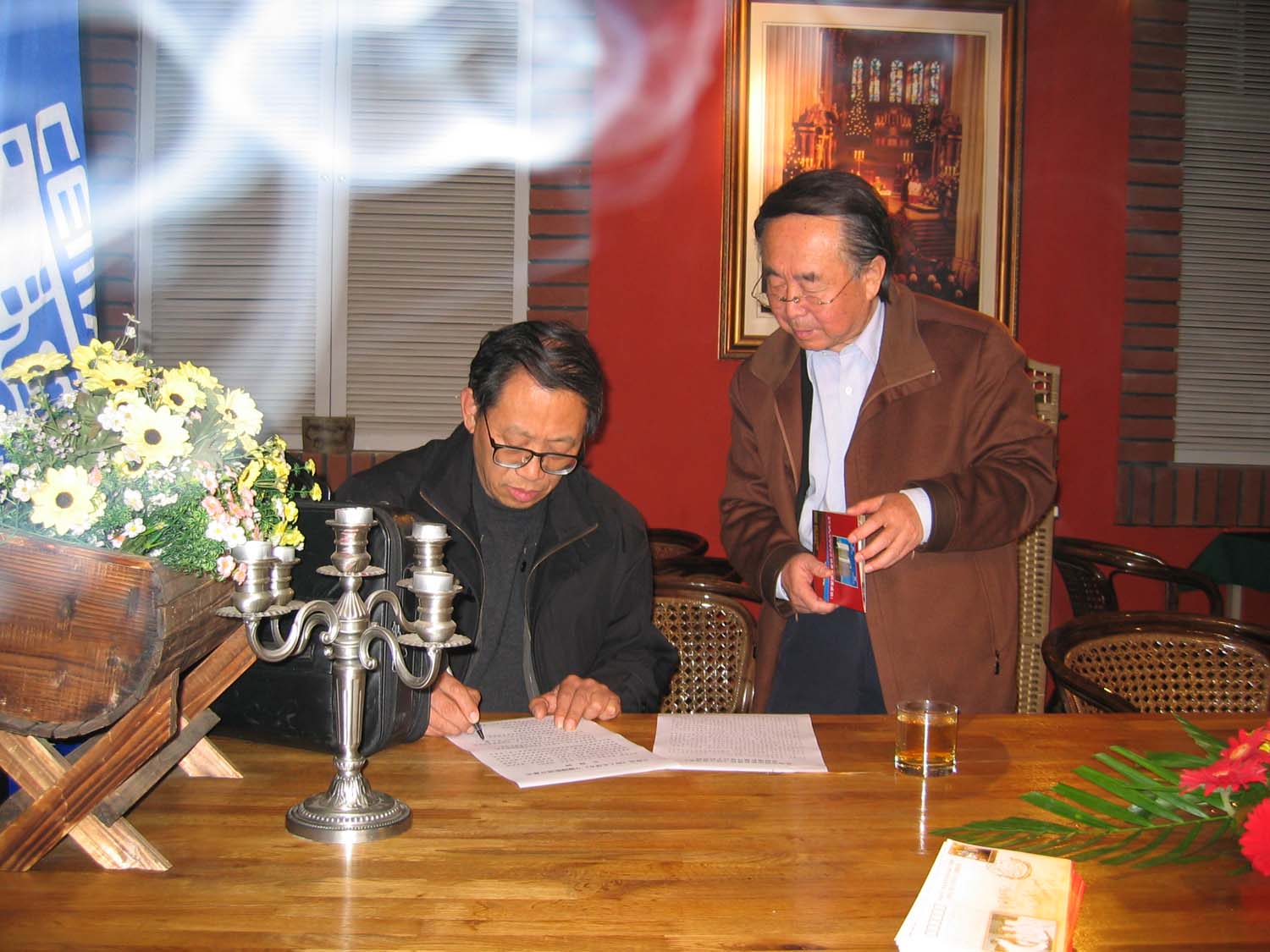 开幕前策展人山东东方现代艺术馆馆长曾毅在修改开幕式议程及讲话稿.jpg