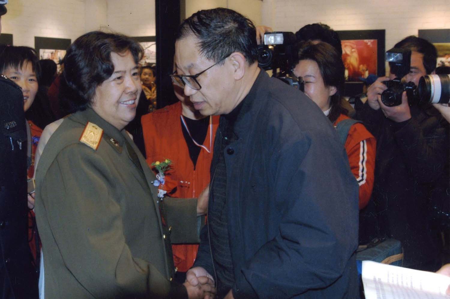 在开幕式上邵华主席向策展人曾毅表示感谢.jpg