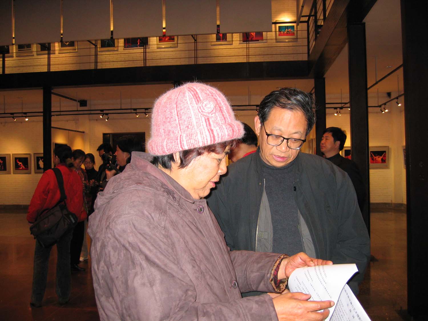 展览开幕式前邵华与策展人、山东东方现代艺术馆馆长曾毅商量开幕式议程及讲话稿.jpg