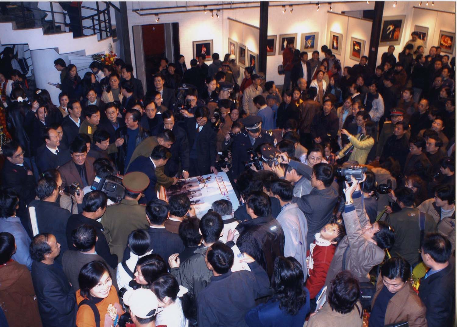 毛新宇在展览纪念封上签字.jpg