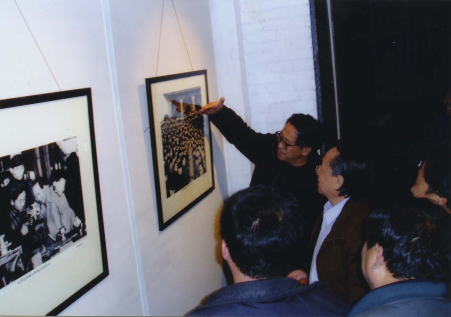 曾毅与吕厚民共同观赏展览作品.jpg