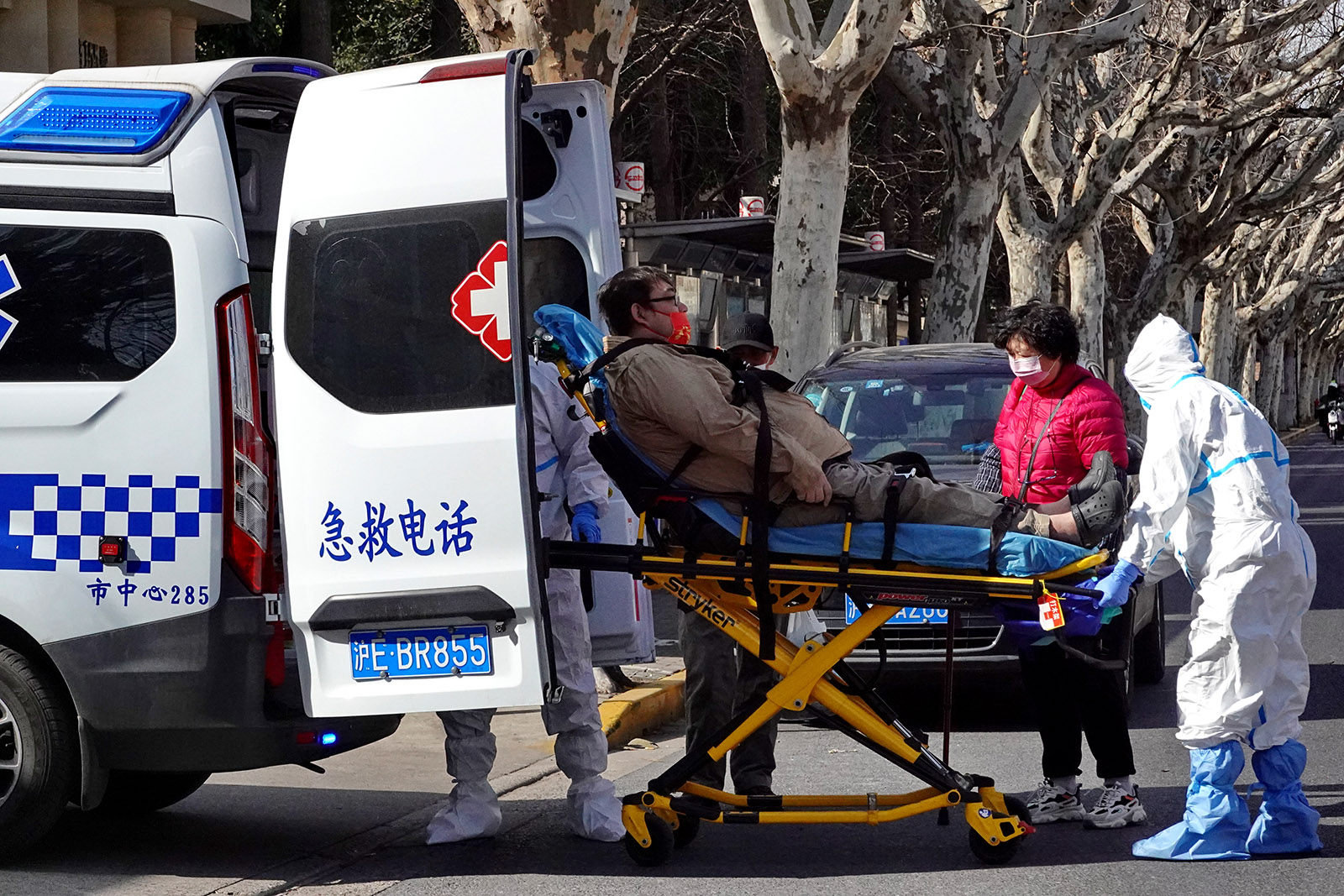 2022年3月5日，一名病人被送上救护车。王定森 图