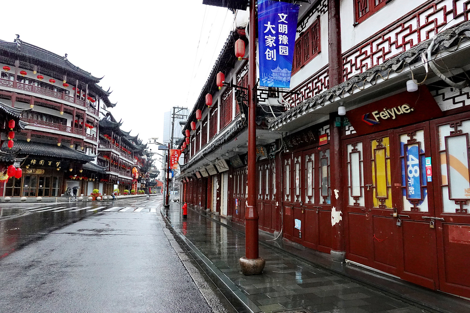 2022年3月21日，豫园附近街道边的商店都关着门。王定森 图