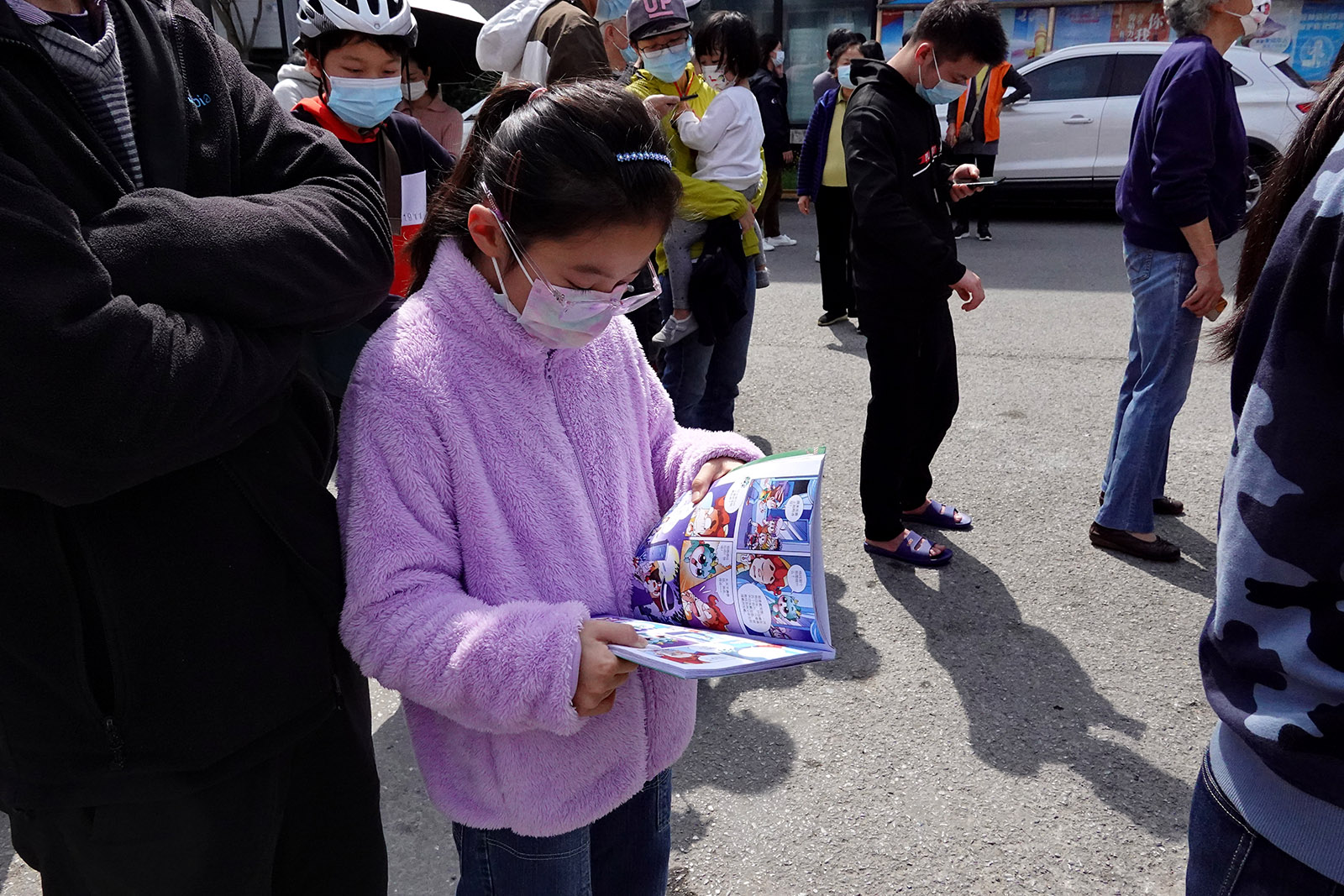 2022年3月16日，静安区歌林春天馨苑小区网格化筛查，孩子正在看儿童书。王定森 图