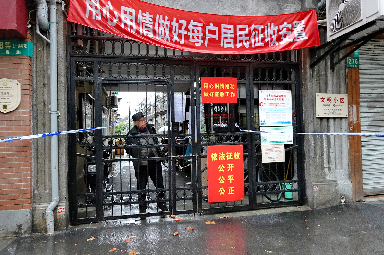 2022年3月21日，马当路上一小区，居民探头张望。王定森 图
