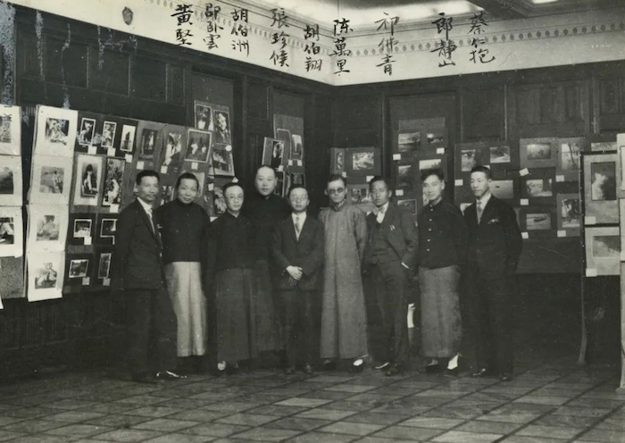 中华摄影学社第一次影展合影