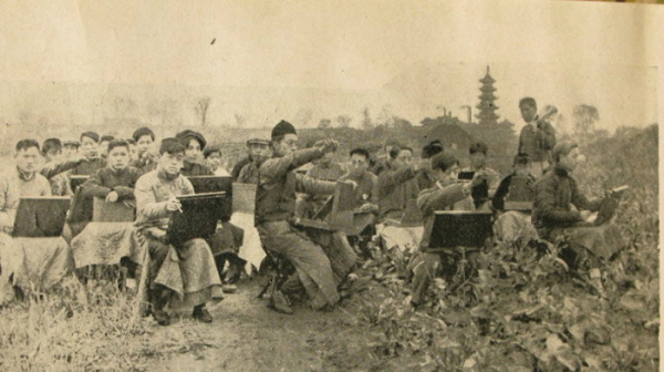 1918年春季，上海美专第一、二年级龙华野外写生。  丁悚 摄
