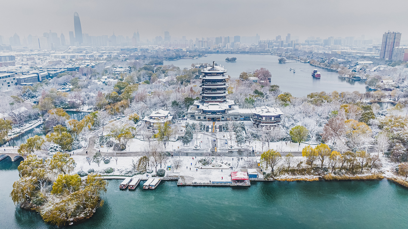 《屐痕齐鲁黄河运河生态走廊》2023年12月15日拍摄于黄河济南段，大明湖超然楼雪霁.jpg