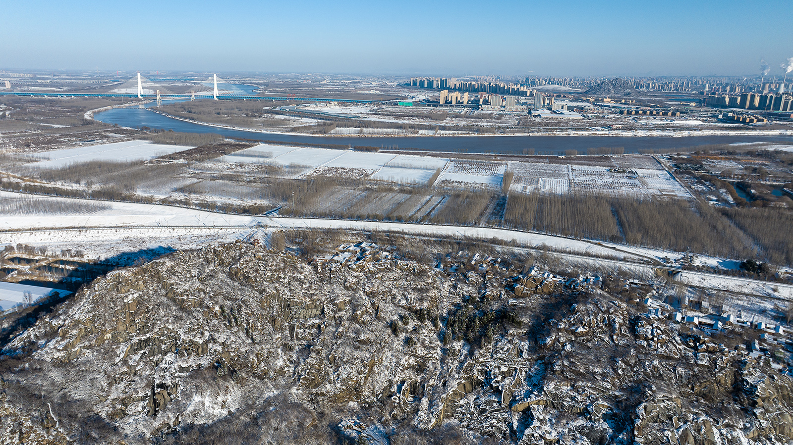 《屐痕齐鲁黄河运河生态走廊》2023年12月16日摄于黄河济南段，鹊山烟雨.jpg