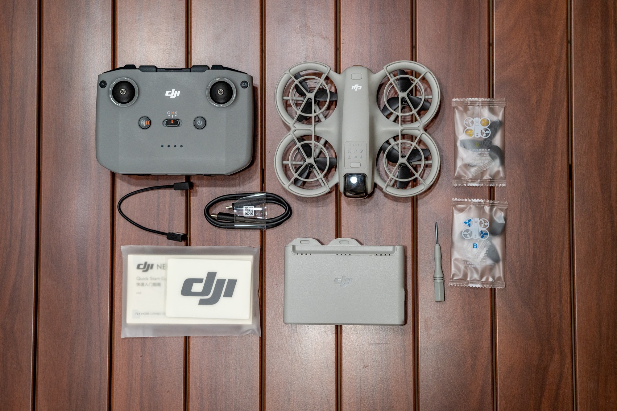 DJI Neo评测：1299元！大疆首款零门槛掌上VLOG无人机