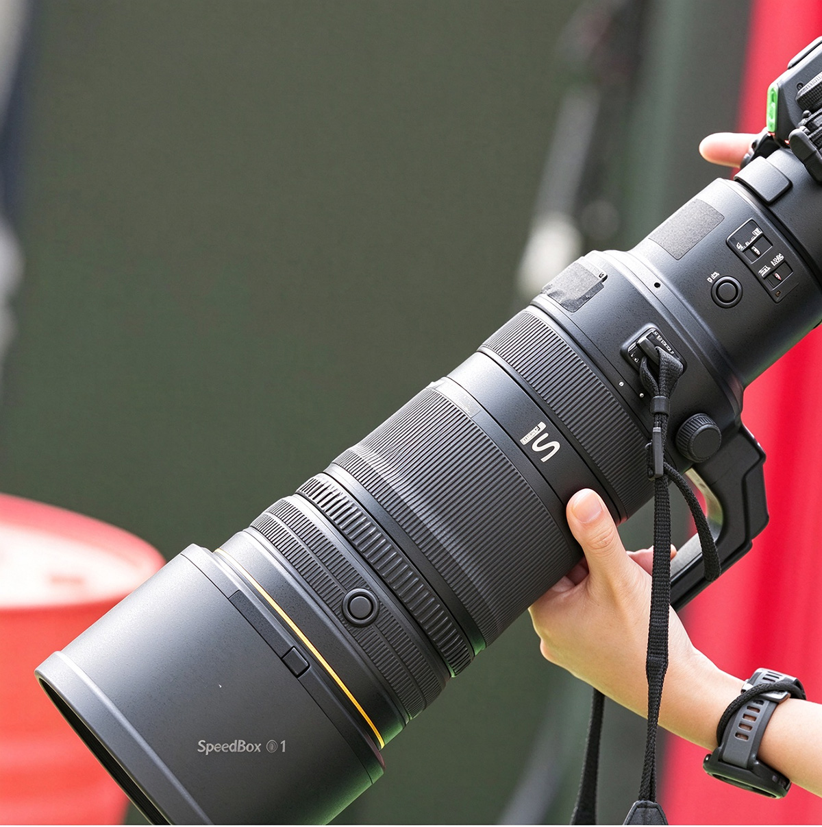 东方摄影|尼康 Z 120-300mm F2.8 TC VR S F1 赛场谍照,搭配 Z9 机身