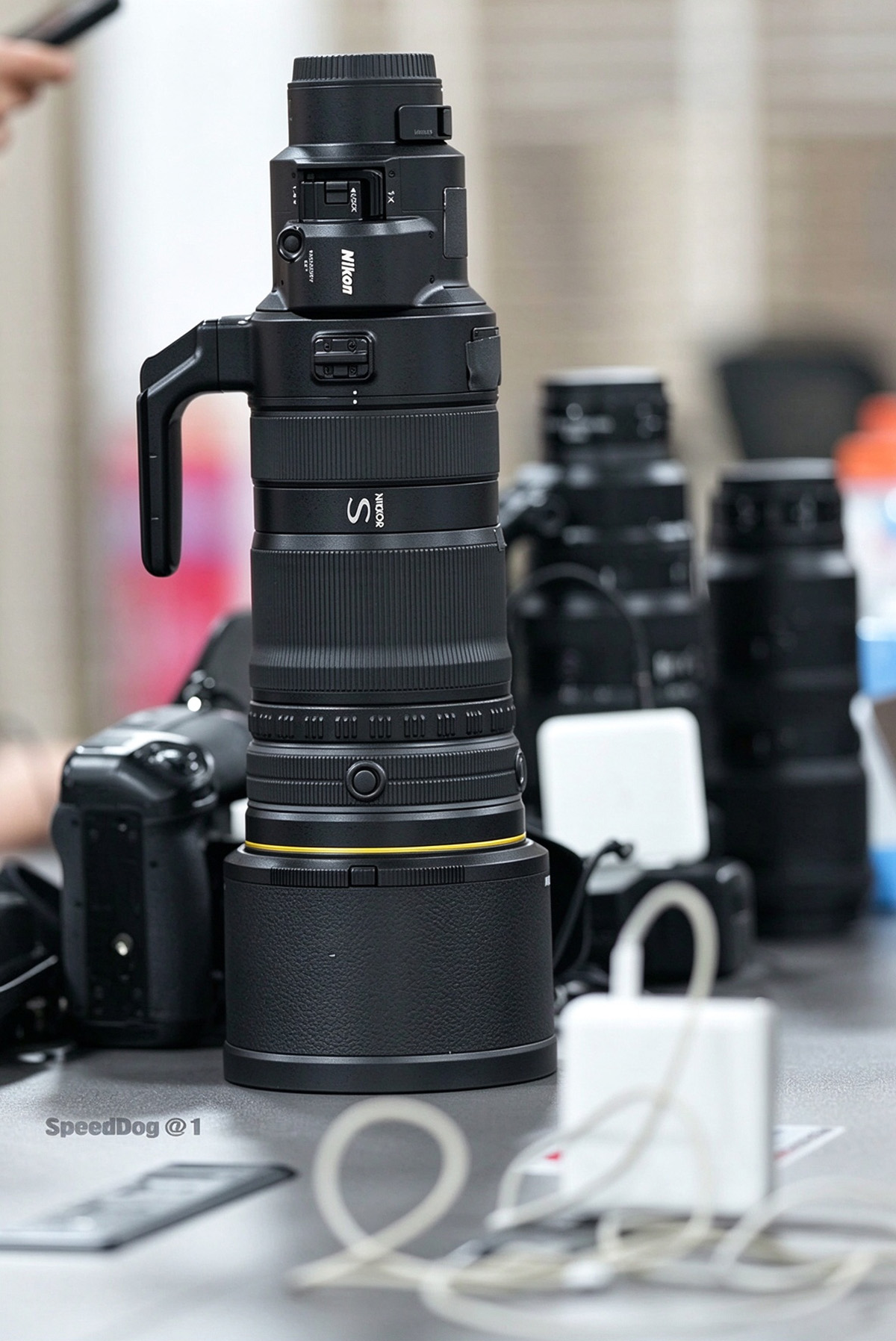 东方摄影|尼康 Z 120-300mm F2.8 TC VR S 现身 F1 赛场 镜头桌面全貌