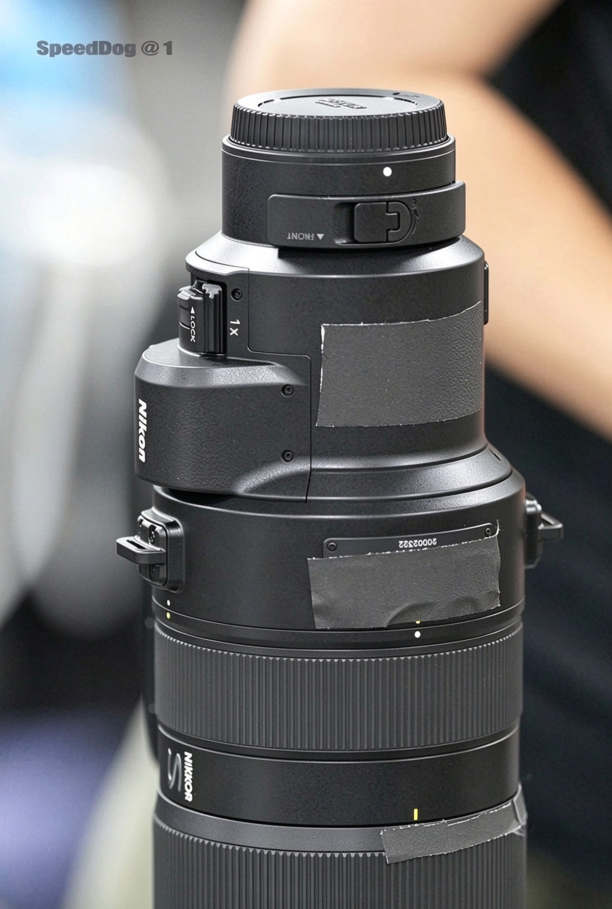 东方摄影|尼康 Z 120-300mm F2.8 TC VR S 镜头局部特写,内置增倍镜拨杆