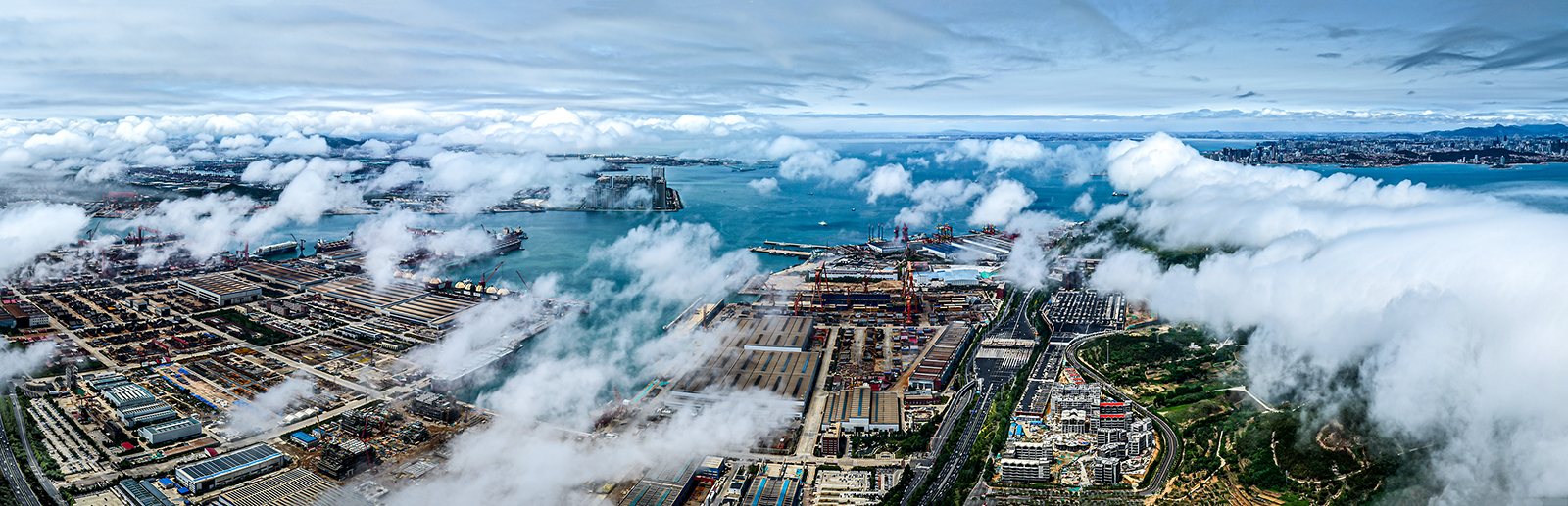 云瞰港城-25.6航拍于青岛港.jpg