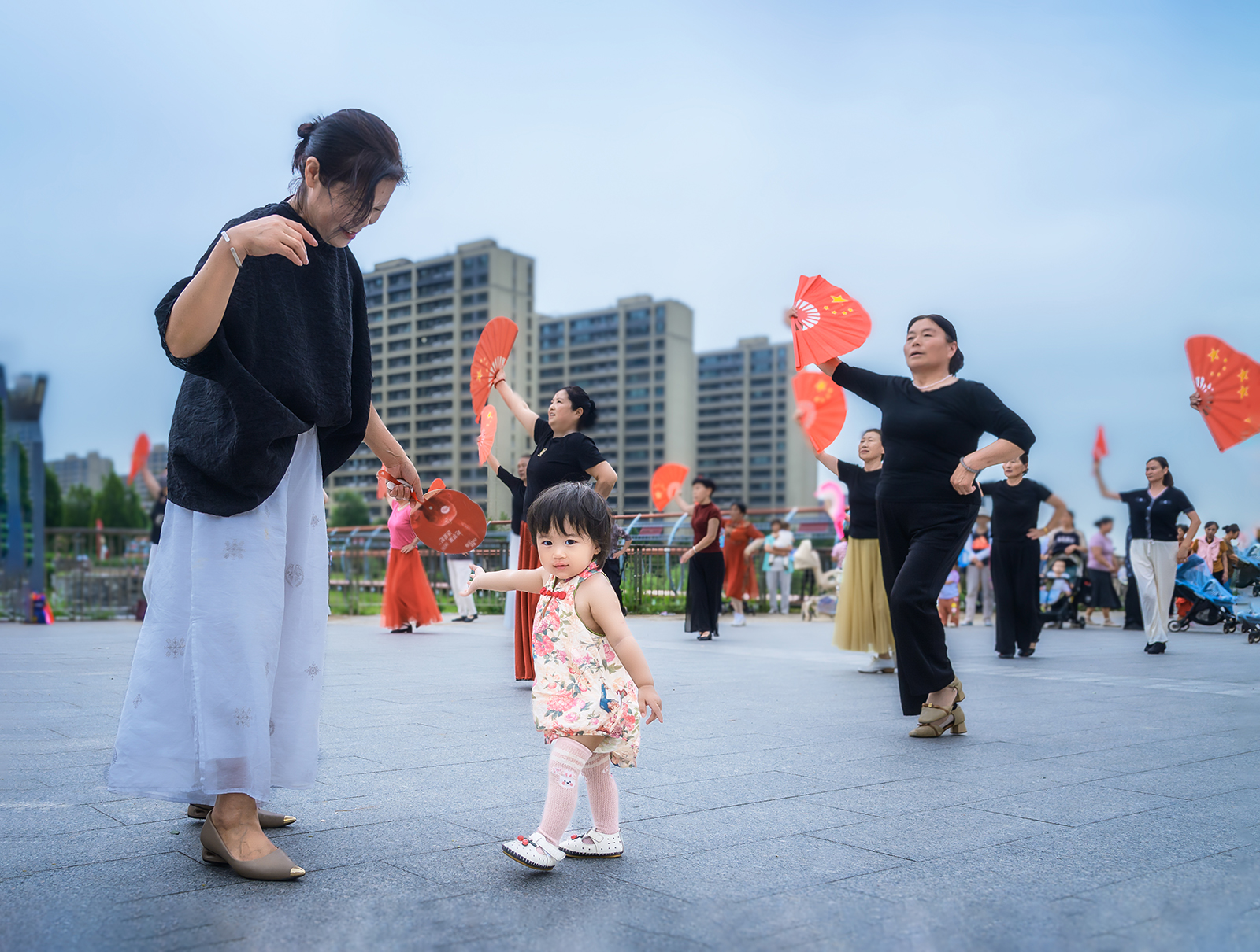 《广场舞的小精灵》臧凤琴 2025.09拍摄于济南市历城区.jpg