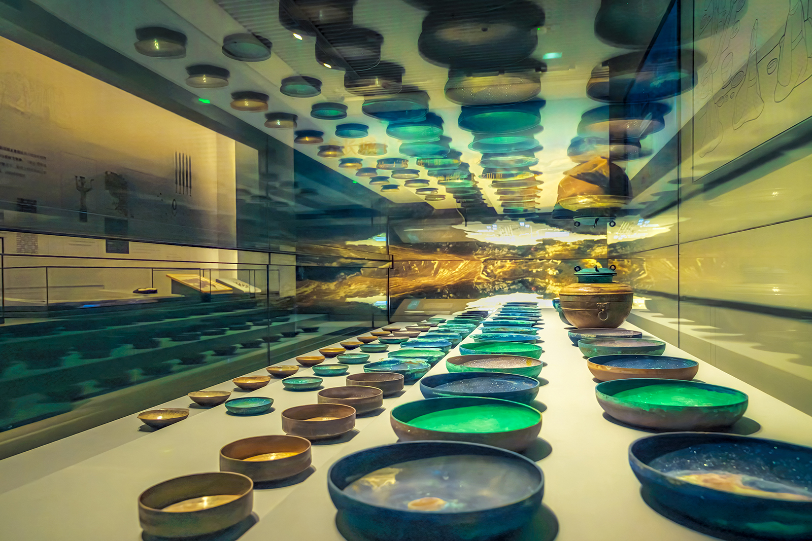 《一罐吞千军.省博藏品-铜餐具》臧凤琴 2025.08拍摄于济南博物馆.jpg