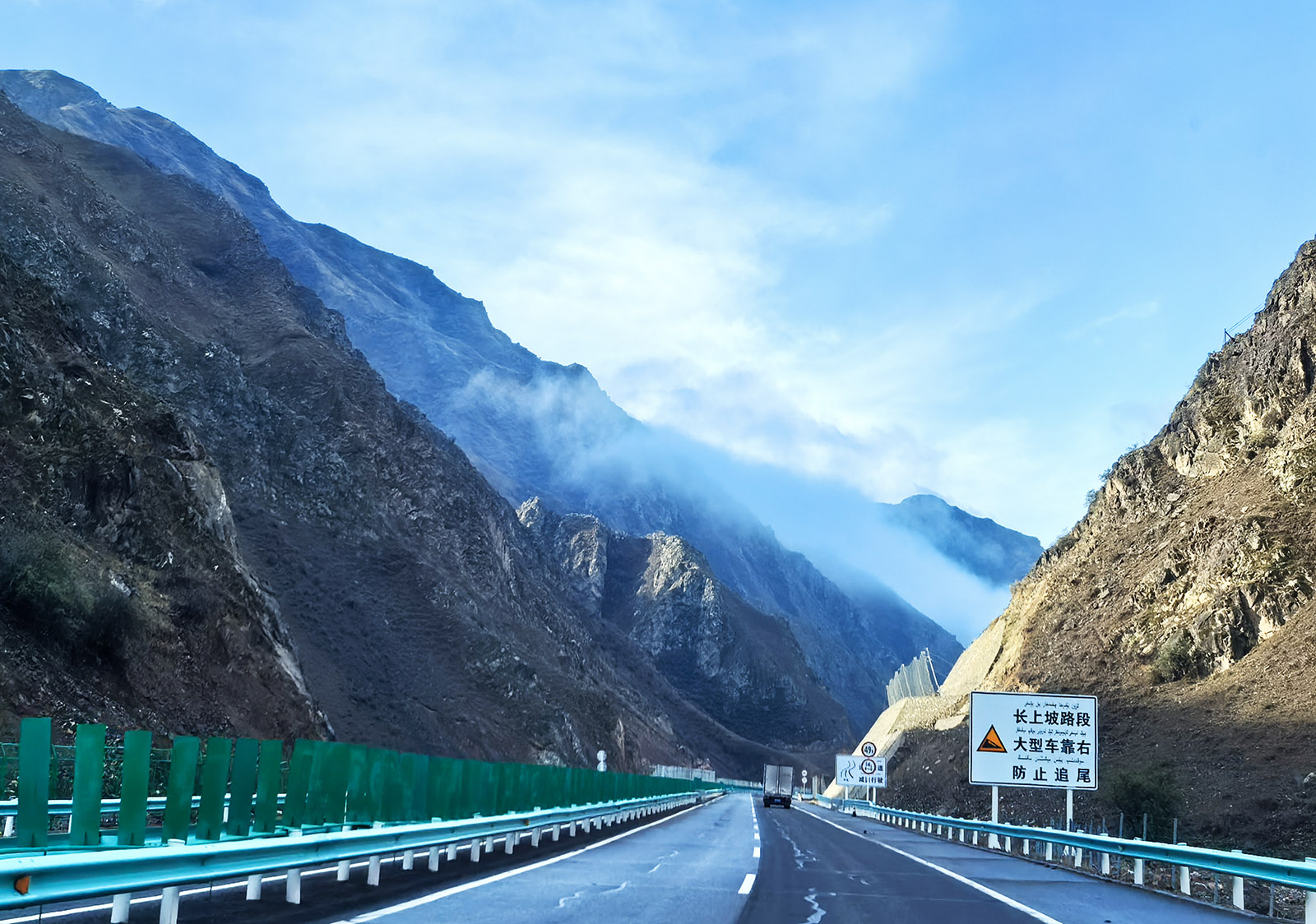 《穿越峡谷腹地的独库公路》马丽 2025年9月 新疆 (2).jpg