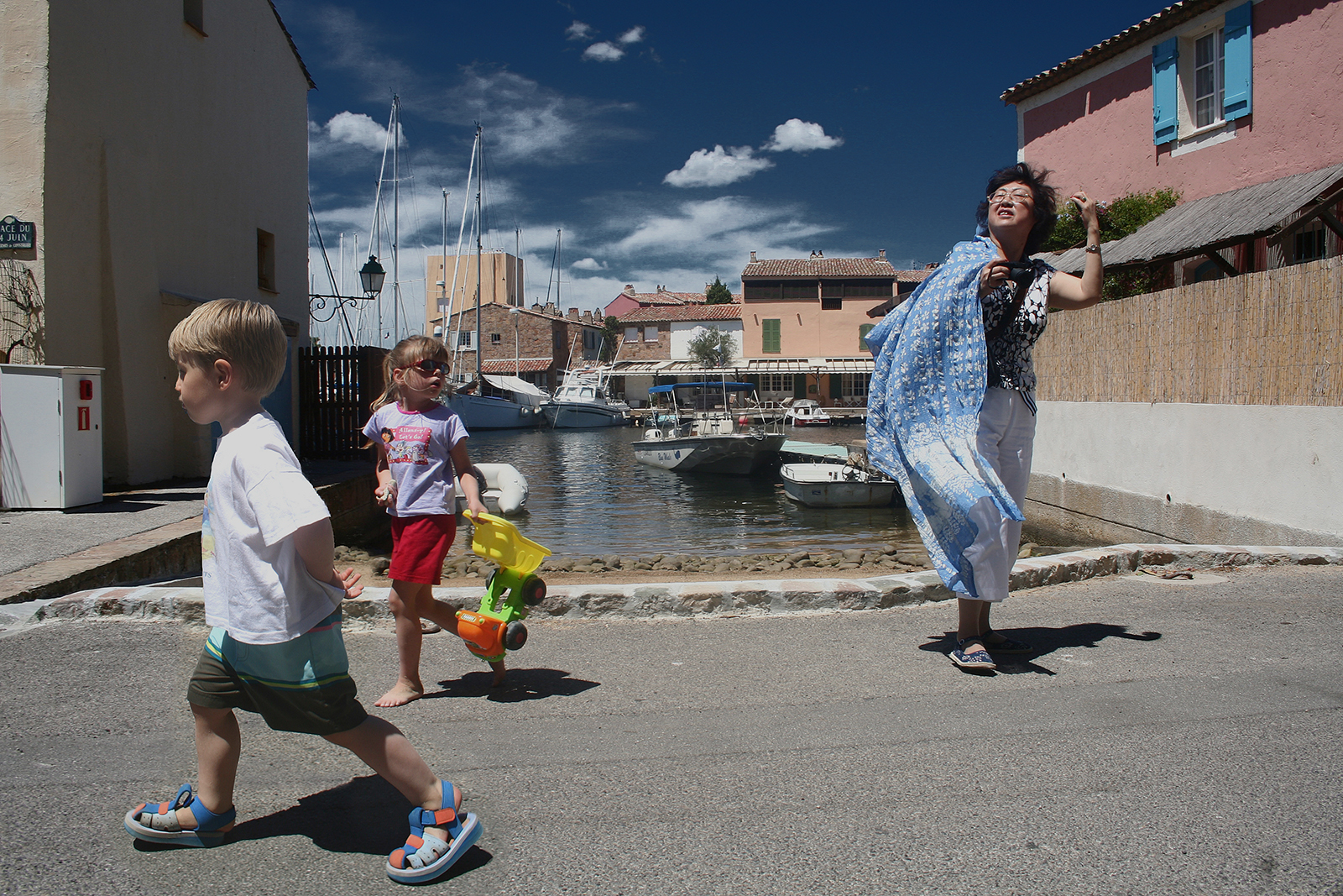 2.  法国《好奇的眼光》王志平.jpg