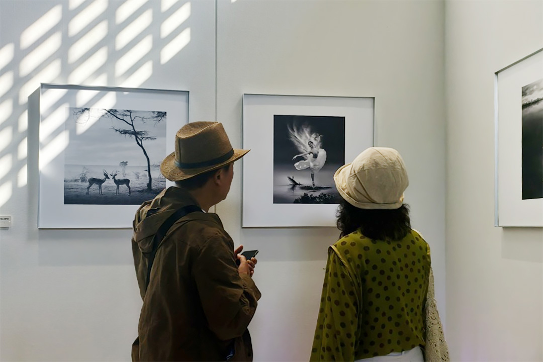 武汉「时间的温度」摄影展今日持续开放,68 幅名家力作见证半世纪影像初心