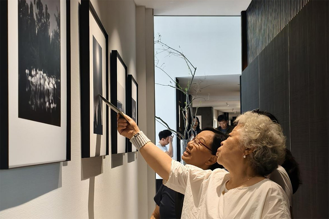 武汉「时间的温度」摄影展今日持续开放,68 幅名家力作见证半世纪影像初心
