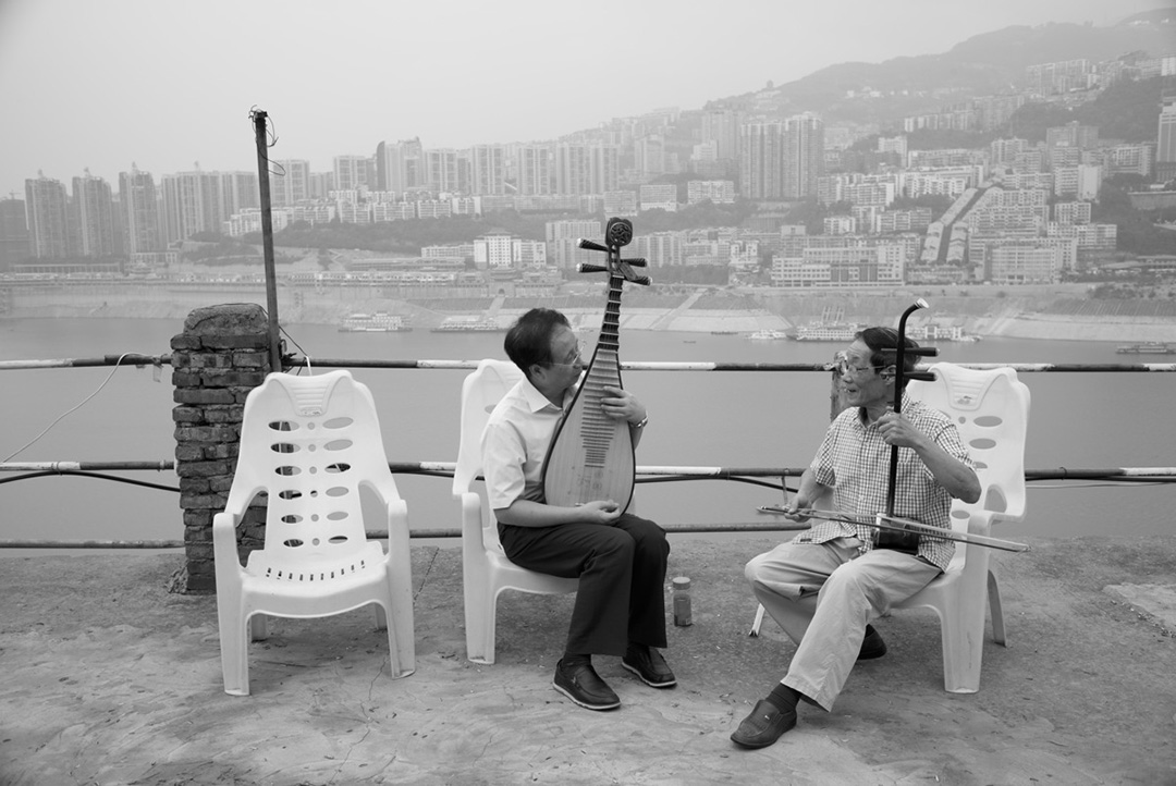 武汉「时间的温度」摄影展今日持续开放,68 幅名家力作见证半世纪影像初心