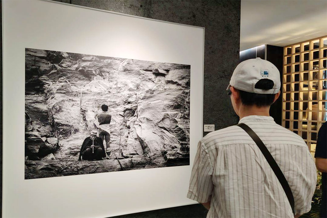 武汉「时间的温度」摄影展今日持续开放,68 幅名家力作见证半世纪影像初心