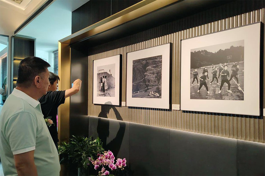 武汉「时间的温度」摄影展今日持续开放,68 幅名家力作见证半世纪影像初心