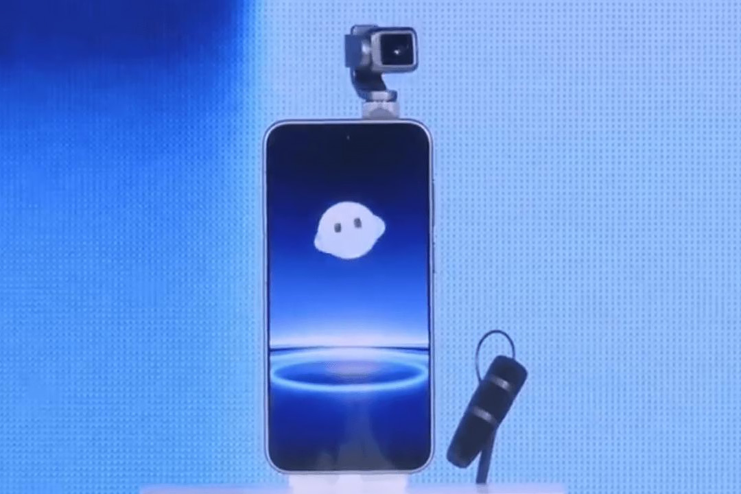 荣耀 Robot Phone 真机细节全面曝光,三轴云台 2 亿像素重塑手机视频创作