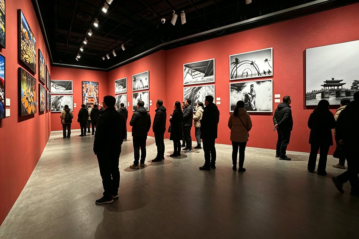 东方摄影|观众参观海峡两岸影像文化周摄影作品展